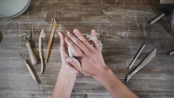 作業場で粘土を扱う人 — ストック動画