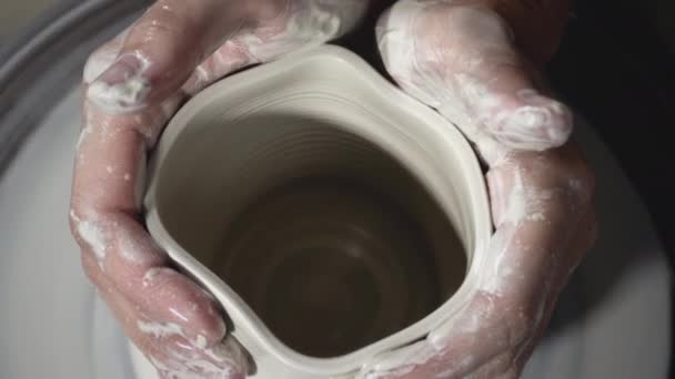 Moldar um pote de barro na roda de cerâmica — Vídeo de Stock