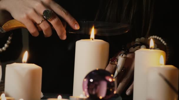 Warlock doet het magische ritueel. — Stockvideo