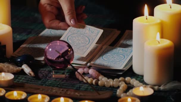 Mãos cigano dobrar cartas de tarô — Vídeo de Stock
