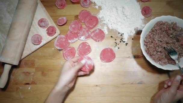 Préparation des boulettes rouges à la maison — Video