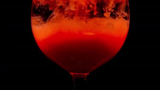 Gouttes d'encre rouge dans le verre à vin — Video