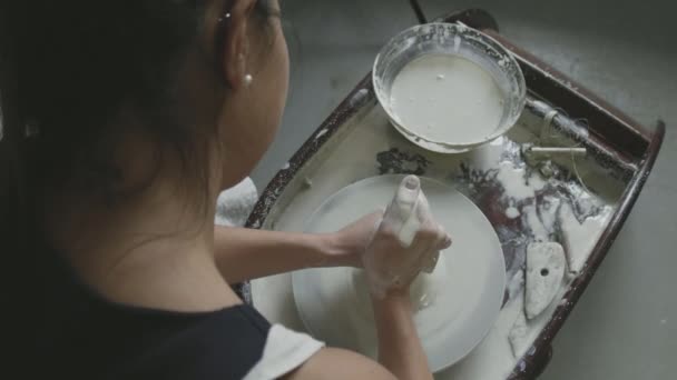 Moldar um pote de barro na roda de cerâmica — Vídeo de Stock