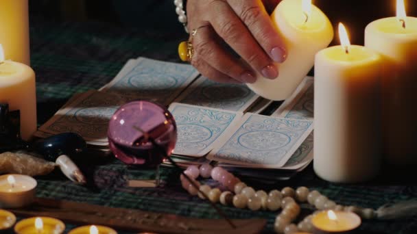 Magisches Ritual mit Tarotkarten — Stockvideo