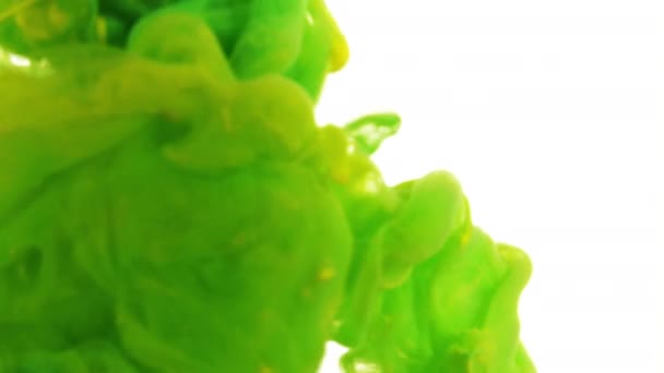Grüne und gelbe Tinte wirbelt unter Wasser — Stockvideo