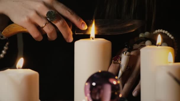 Женщина, исполняющая магический ритуал — стоковое видео
