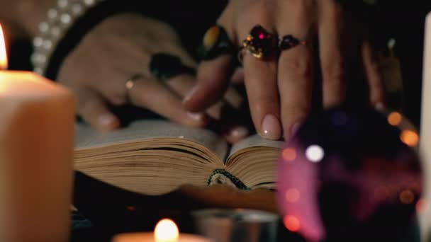 Fortune-Teller ha letto il libro antico . — Video Stock