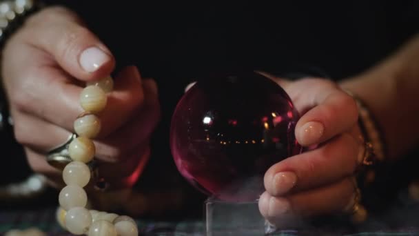 Contagem de fortuna com bola de cristal — Vídeo de Stock
