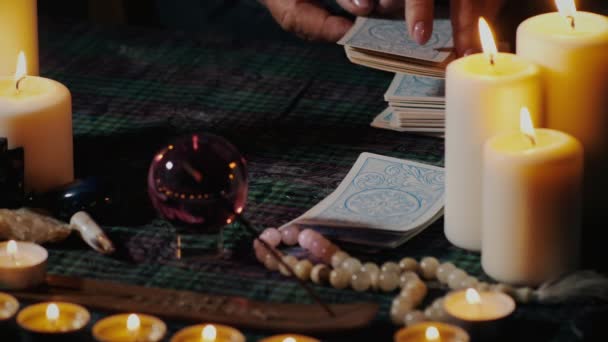 Cajero de la fortuna con cartas del tarot — Vídeo de stock