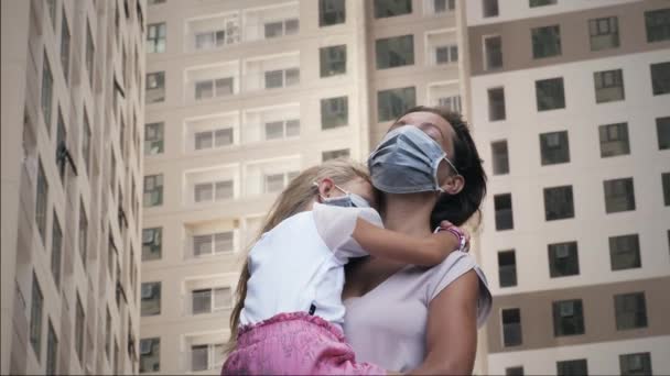 Zamaskowana matka i dziecko. Wirus koronawirusa w metropolii — Wideo stockowe