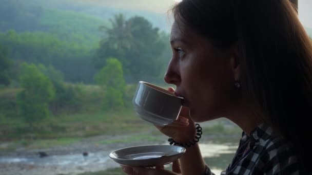 Утренний кофе в джунглях — стоковое видео