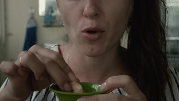 Mangiare deliziosi gamberetti — Video Stock