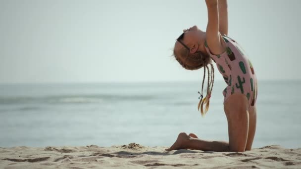 Menina fazer ginástica na praia — Vídeo de Stock