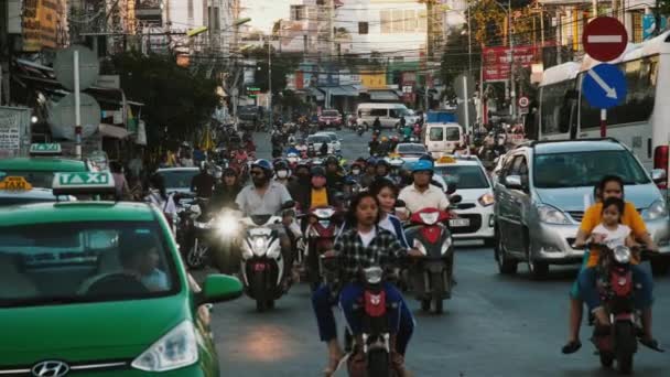 Tráfico ocupado en las carreteras de Vietnam — Vídeos de Stock