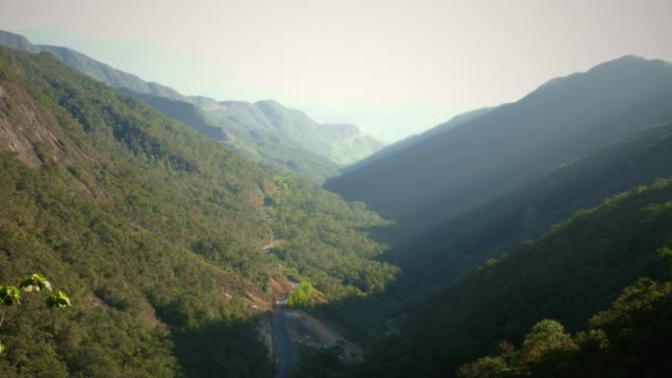 Vallée et montagnes verdoyantes adorale — Video