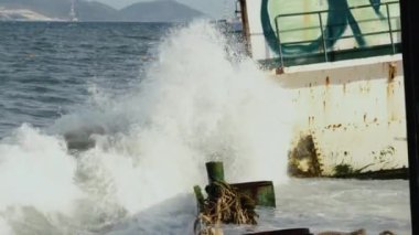 Terk edilmiş gemi denizde.