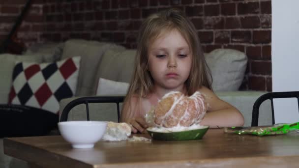 小女孩吃新鲜的凤尾鱼 — 图库视频影像