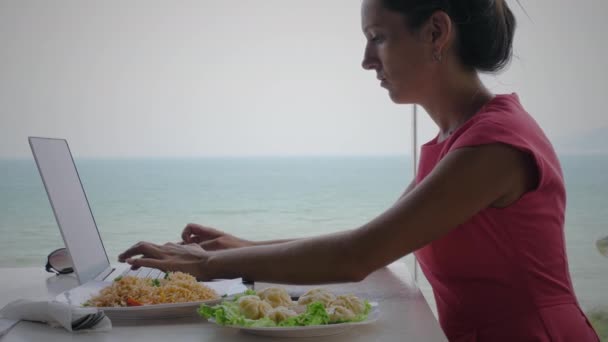 Mulher trabalhando com vista para o mar — Vídeo de Stock