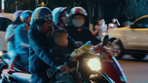 Família asiática em moto — Vídeo de Stock