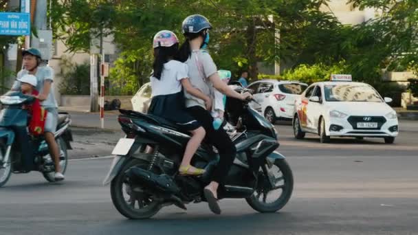 Moeder met kinderen op scooter — Stockvideo