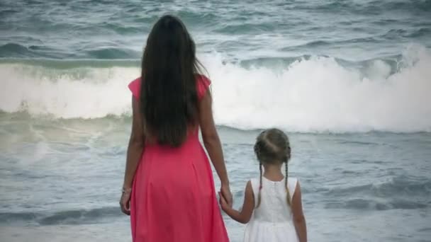 母亲和她的孩子面对大海或大海 — 图库视频影像