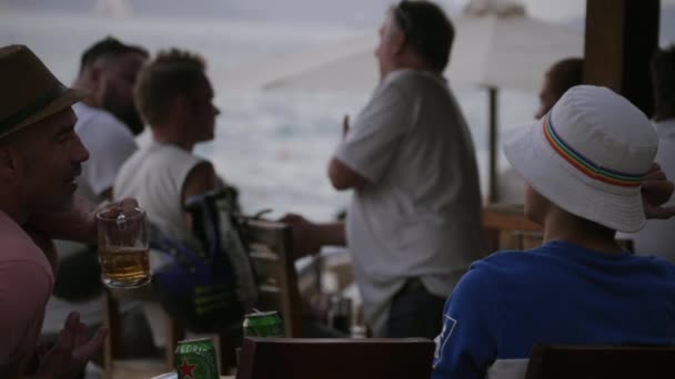海岸線のバーでビールを飲む — ストック動画