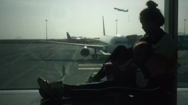 Anne ve kızı havaalanında bekliyor.