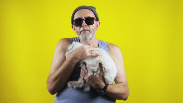 Homme âgé hipster tenant lapin blanc — Video