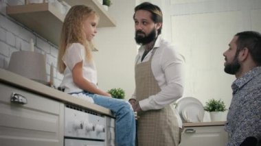 Evde aynı cinsiyetten erkek çift.