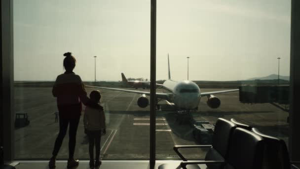 Mother with daughter wait for departure in airport — Stockvideo