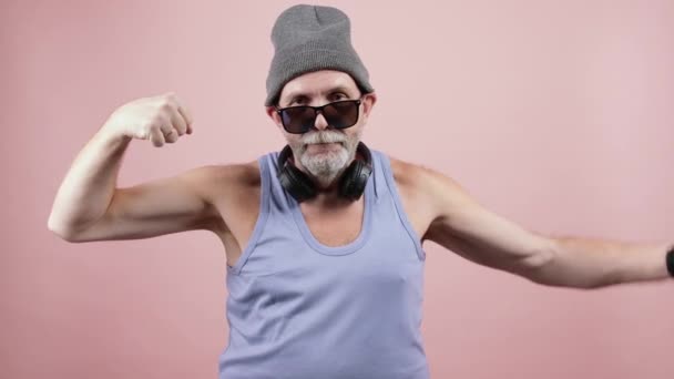 Hipster hombre maduro mostrando sus bíceps — Vídeo de stock