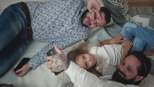Two Men Taking Selfies With Little Girl — Stock videók