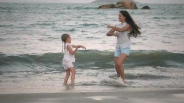 Anne ve kızı birlikte dans