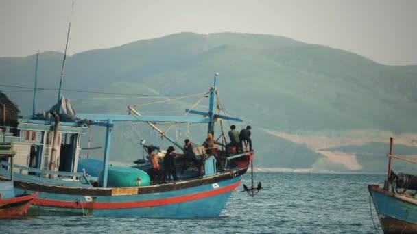 Tripulação do navio puxa âncora a bordo — Vídeo de Stock