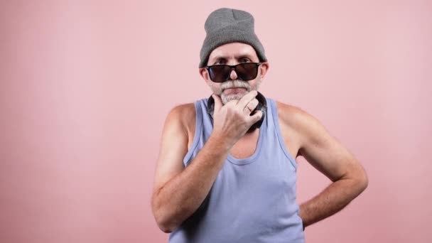 Модный взрослый мужчина показывает большой палец вверх жестом — стоковое видео