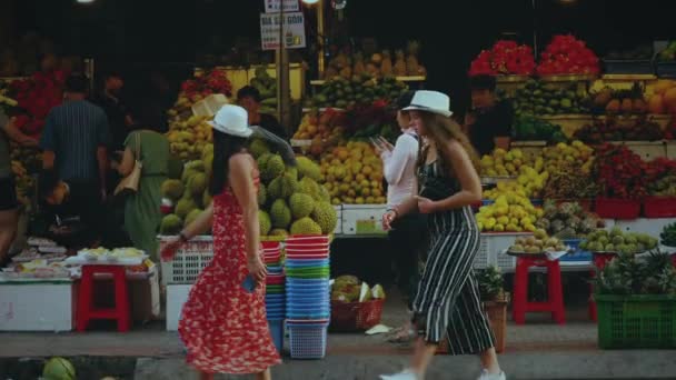 Asiatischer Obstmarkt in der Straße von Vietnam — Stockvideo