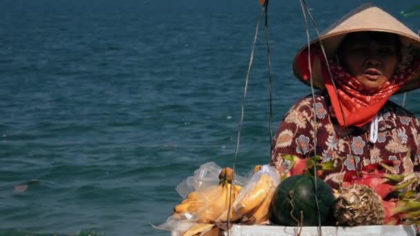 Asyalı kadın meyve tüccarı — Stok video