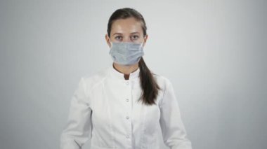 Tıp maskeli doktor steteskop taktı.