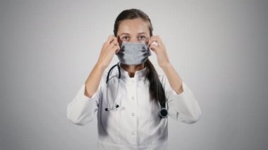 Tıbbi maskeli doktor tıbbi maske takar.