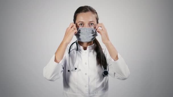 Läkare i medicinsk mask skjuter upp medicinsk mask — Stockvideo