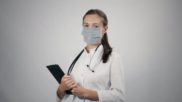 Медицинская женщина-врач в маске и стетоскопе — стоковое видео