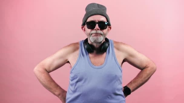 Hipster hombre sacude la cabeza al ritmo de la música — Vídeos de Stock