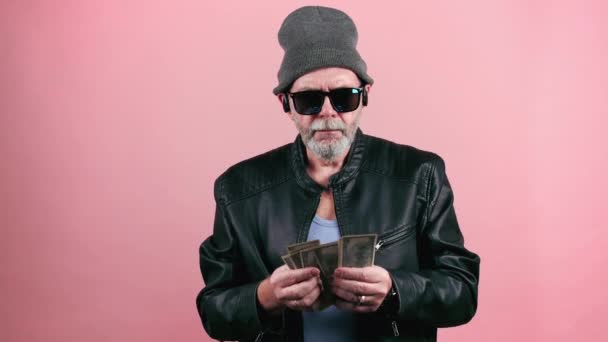 Hipster invecchiato contando le banconote in dollari . — Video Stock