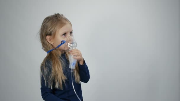 Niña respira con nebulizador — Vídeo de stock