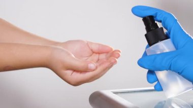 Çocukların ellerini şeker kutusuyla sterilize et.