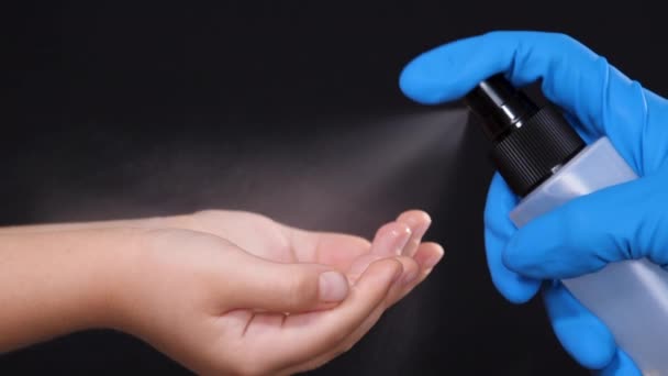 Assainir les mains des enfants avec du spray — Video