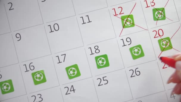 Person streicht geplante Reise zur EM 2020 aus dem Kalender — Stockvideo