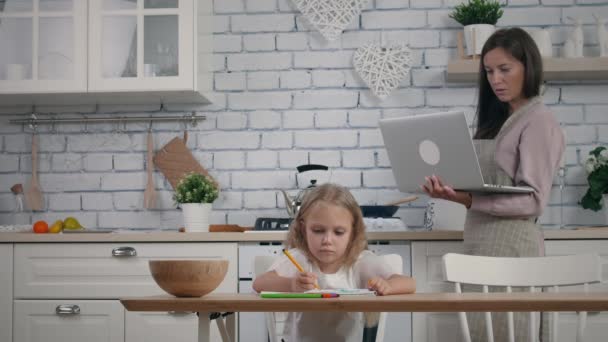 台所の子供を持つ母親 — ストック動画
