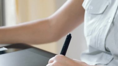 Illustrator evde uzaktan çalışıyor.