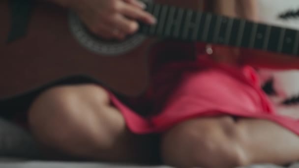 Mujer creando nueva canción en la guitarra acústica — Vídeo de stock